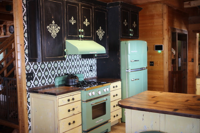 Kitchen Backsplash with Diamond Rosette pattern in Pistachio Satin White and Ebony Black