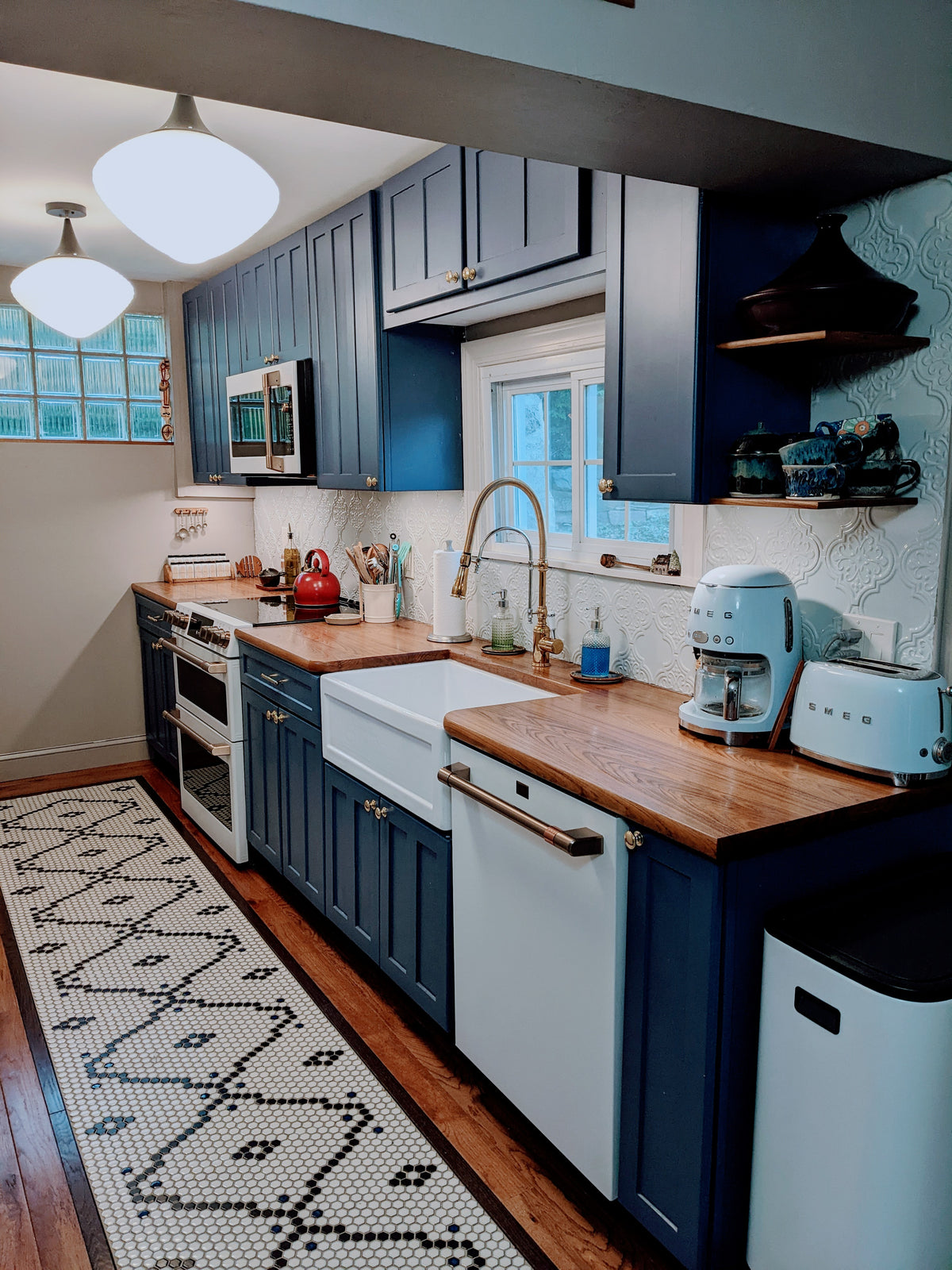 Modage pattern in galley style kitchen